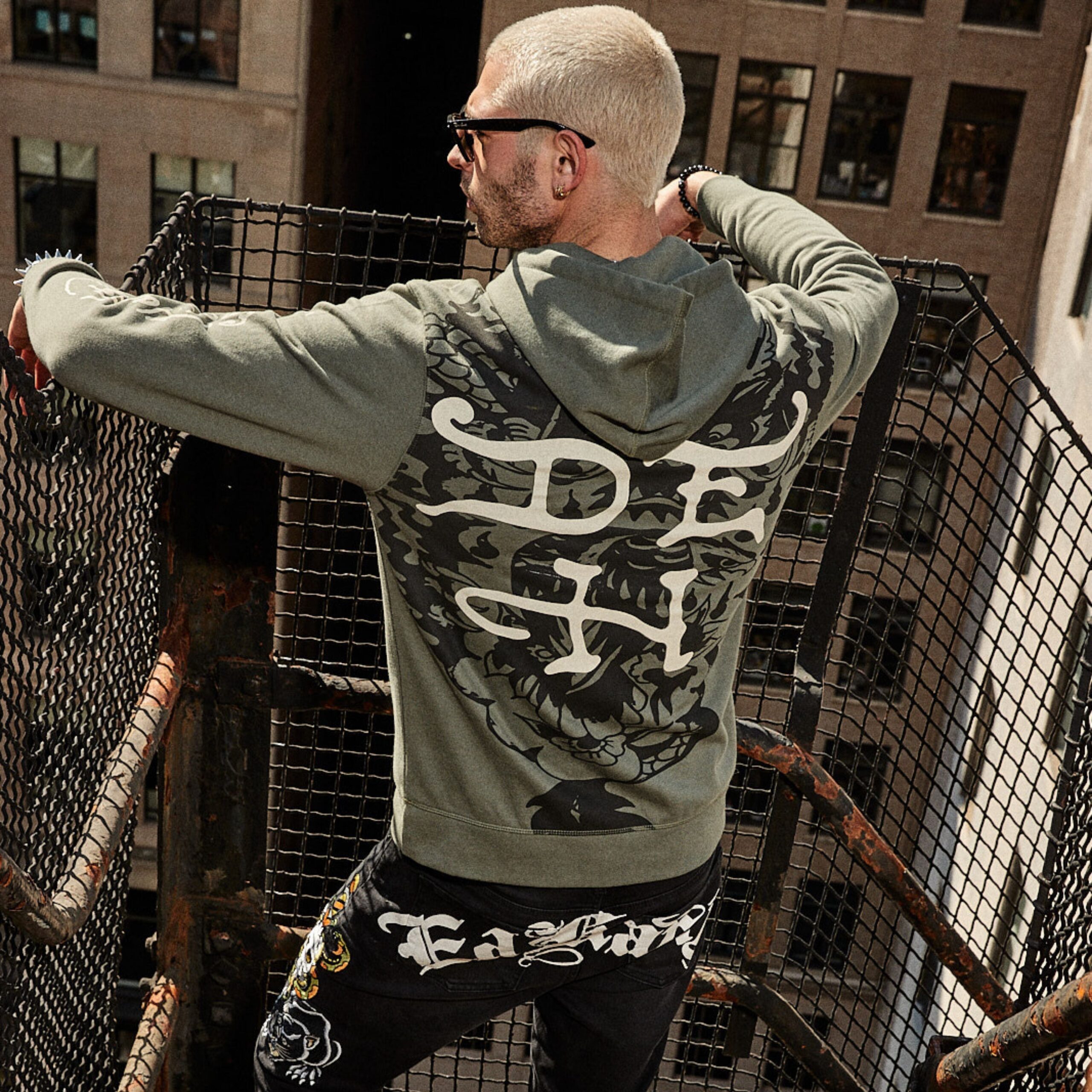 EHM1300-46_HOODIE_2_57a8daae-1f29-4445-a67e-a62201c5b40f-4.jpg