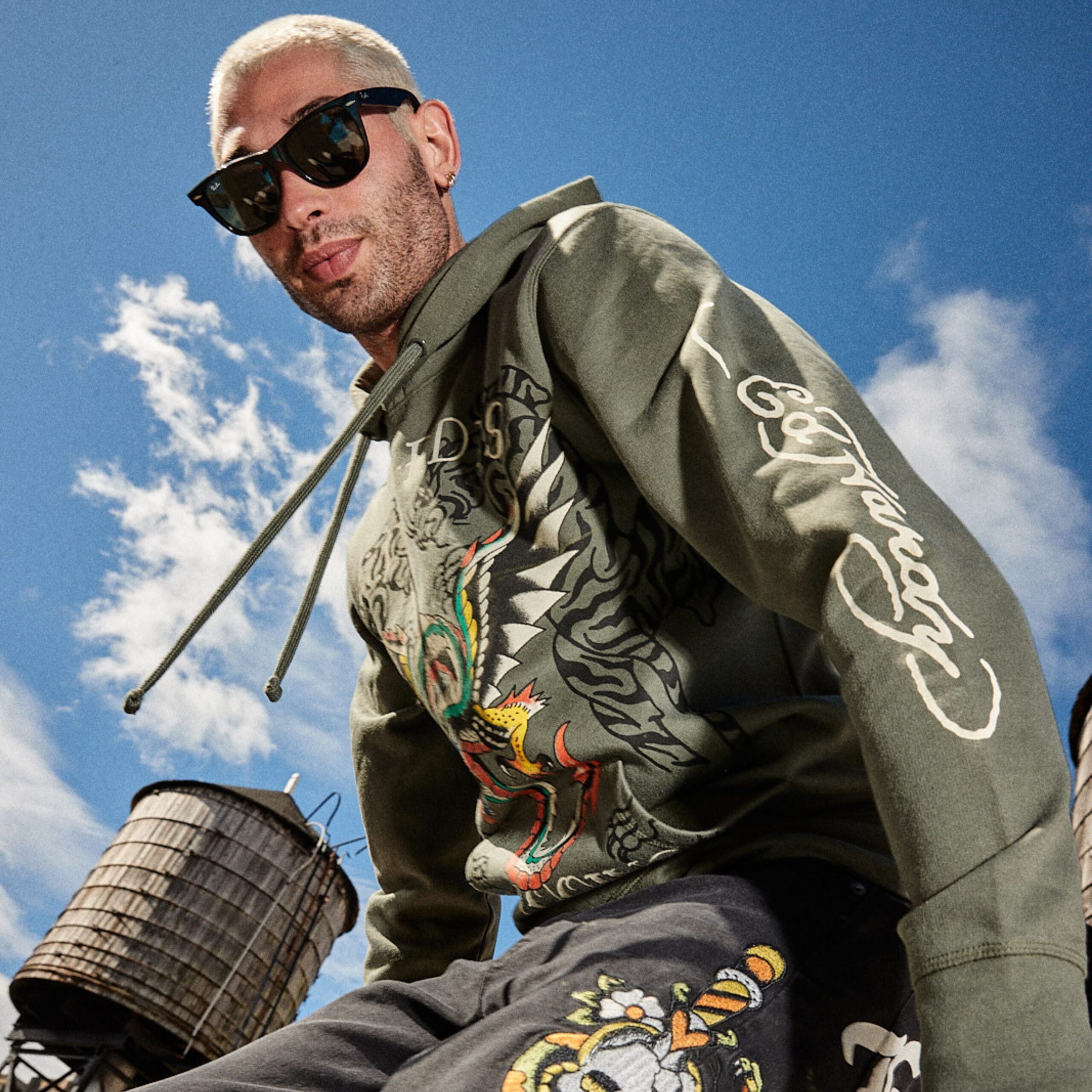 EHM1300-46_HOODIE_9760e3c9-0efe-4656-885e-a44edf2d6ae2-4.jpg